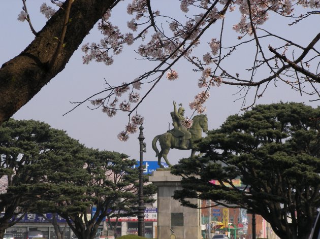 桜とマッチする階伯将軍銅像